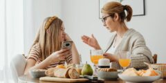 تحيز الحقيقة في الوالدين: كيف نفهم سلوك الأطفال