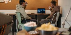 “أنا هنا من أجلك يا رجل”: 5 طرق يمكن للرجال من خلالها التحقق من أصدقائهم