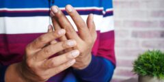 تشنجات اليد والقدم أثناء نوبات الهلع: الأسباب والعلاج