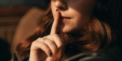قلق التلميح: كيف يؤثر على قراراتنا
