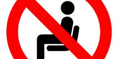 المعتصمون مقابل المحركون: كيف يؤثر الجلوس على صحة المراهقين العقلية