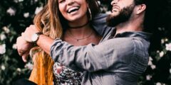 كيف يعزز الضحك الحب: طريقتان لتعزيز العلاقات