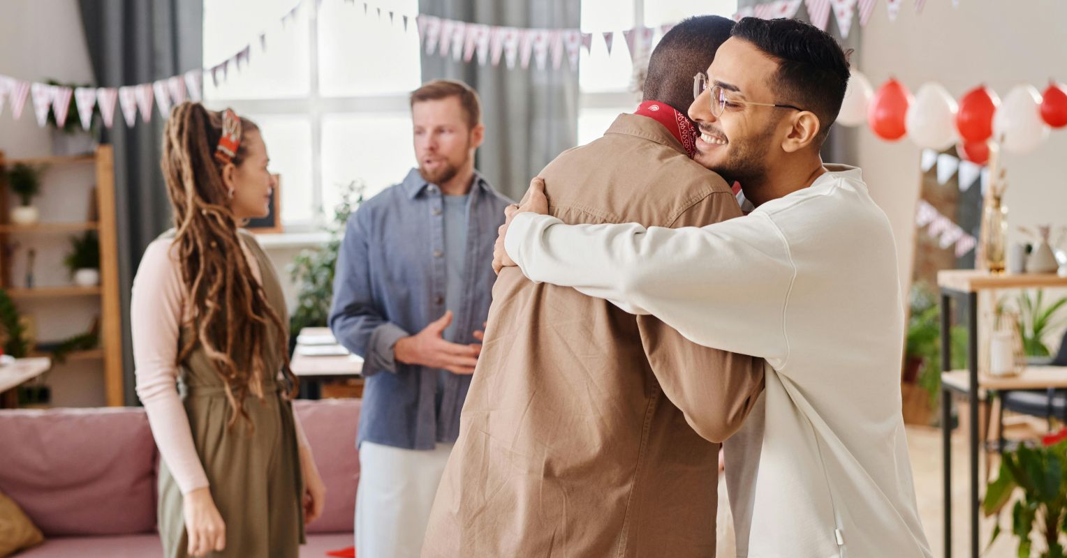 عناق أصدقائك الذكور أكثر