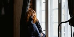 كيف تساعد ابنك الجامعي بعد فقدان صديق بسبب الانتحار