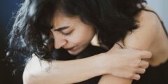 استكشاف “مصير أوفيليا”: فهم ألم النساء استكشاف “مصير أوفيليا”: فهم ألم النساء