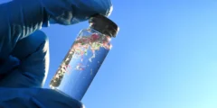 يكشف بحث جديد عن ما يختبئ حقًا في المياه المعبأة في زجاجات