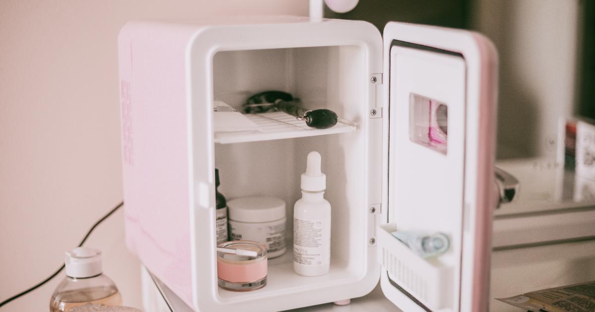 ثلاجة العناية بالبشرة: هل هي ضرورة حقيقية أم مجرد موضة رائجة؟