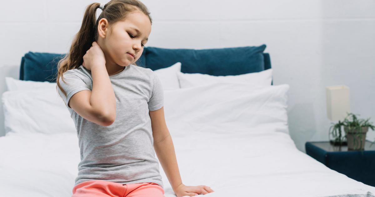 ما سبب طقطقة العظام بكثرة عند الأطفال ؟ وهل تشير إلى مشكلة؟