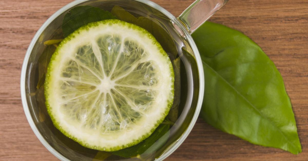 ما هي فوائد الشاي الأخضر مع الليمون وما يحدث عند شربه يوميًا؟