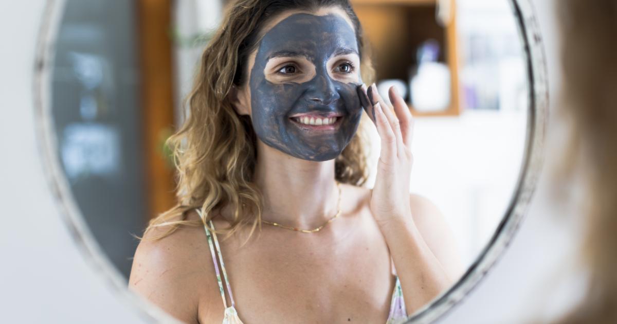 ما هي فوائد قناع الفحم النشط للوجه؟