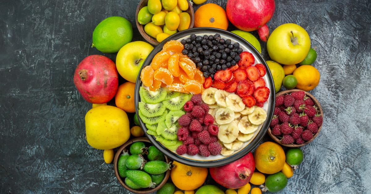 أهم الفواكه التي تساعد على خفض الكوليسترول ودعم صحة القلب