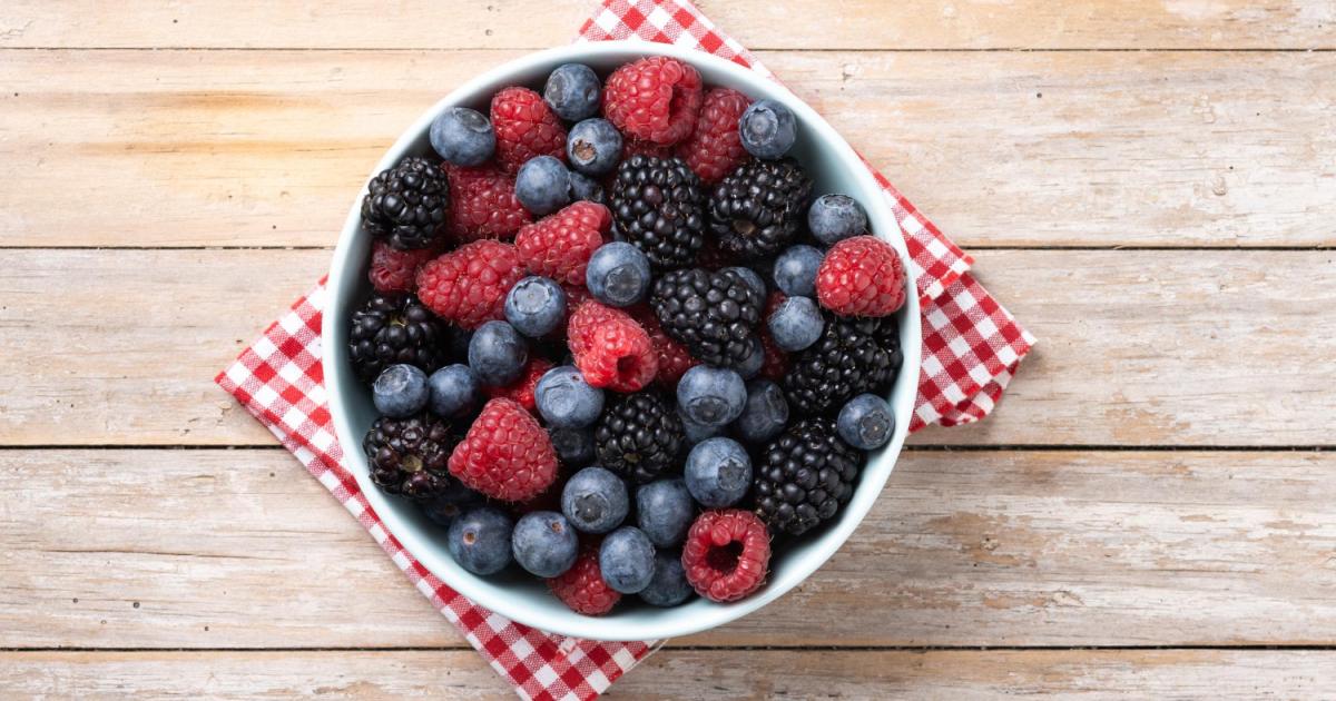 الأطعمة الغنية بالبوليفينول مثل التوت قد تسهم في دعم صحة القلب