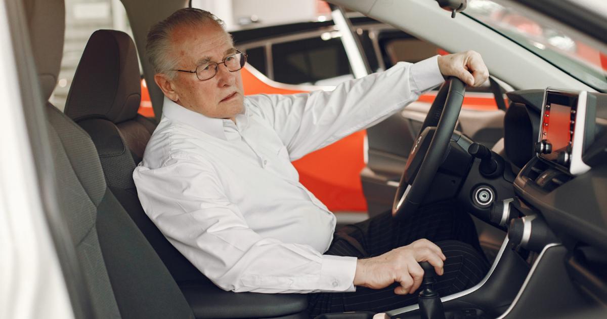قد تشير بعض التغيّرات في أنماط القيادة إلى تدهور الإدراك والخرف