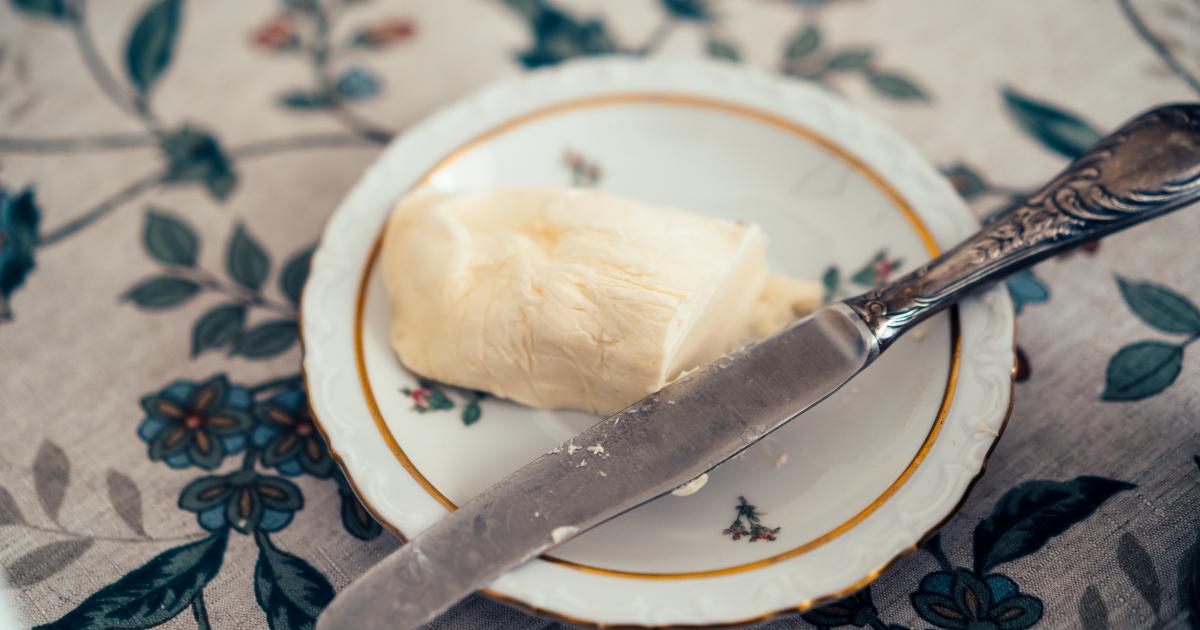 الزبدة المنتهية الصلاحية: متى نأكلها ومتى نرميها فورًا؟