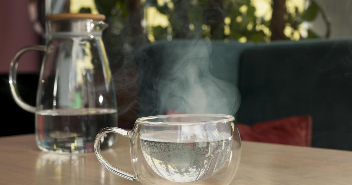 الوقت المناسب لشرب الماء الدافئ لتحسين الهضم وصحة المعدة