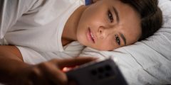 تأثير استخدام الهاتف على النوم قبل النوم وبعد الاستيقاظ