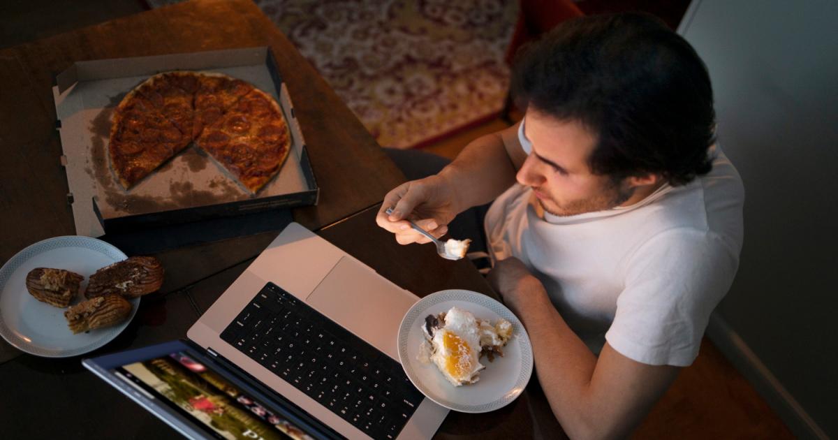 كيف يؤثر تناول الطعام دون انتباه على الوزن والهضم؟