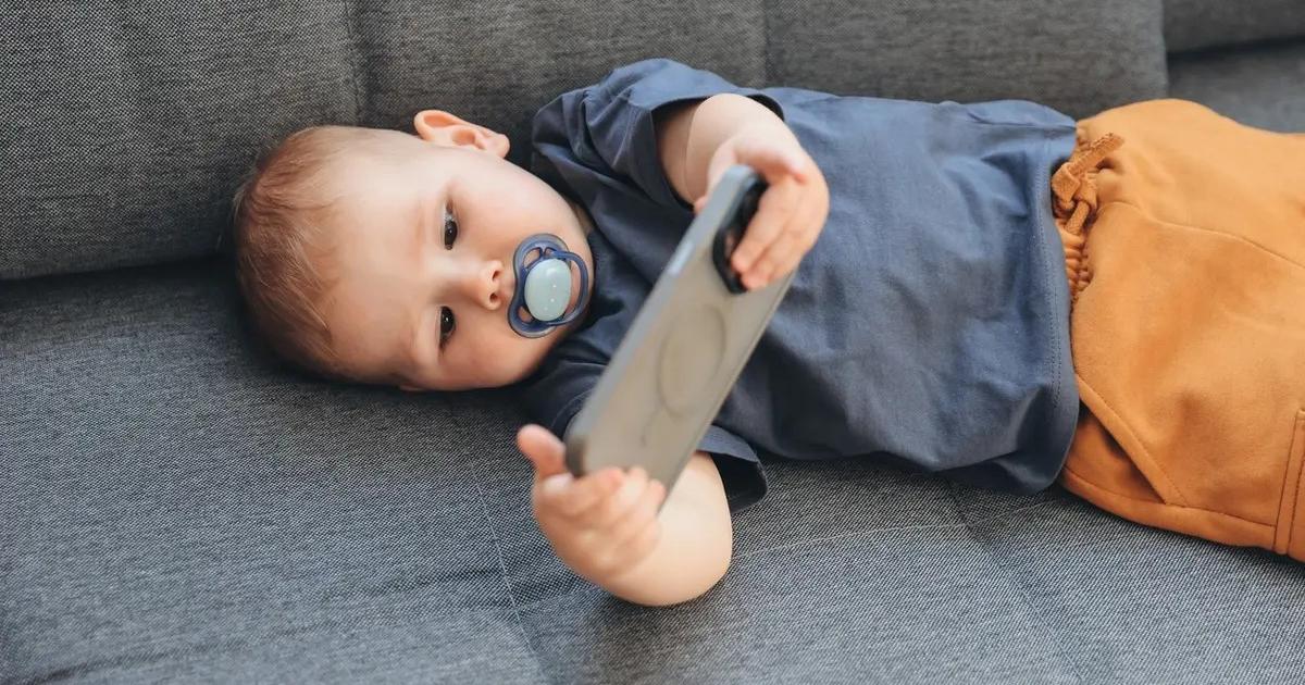 ما تأثير الشاشات على نوم الرضع وكيف نحمي أطفالنا؟