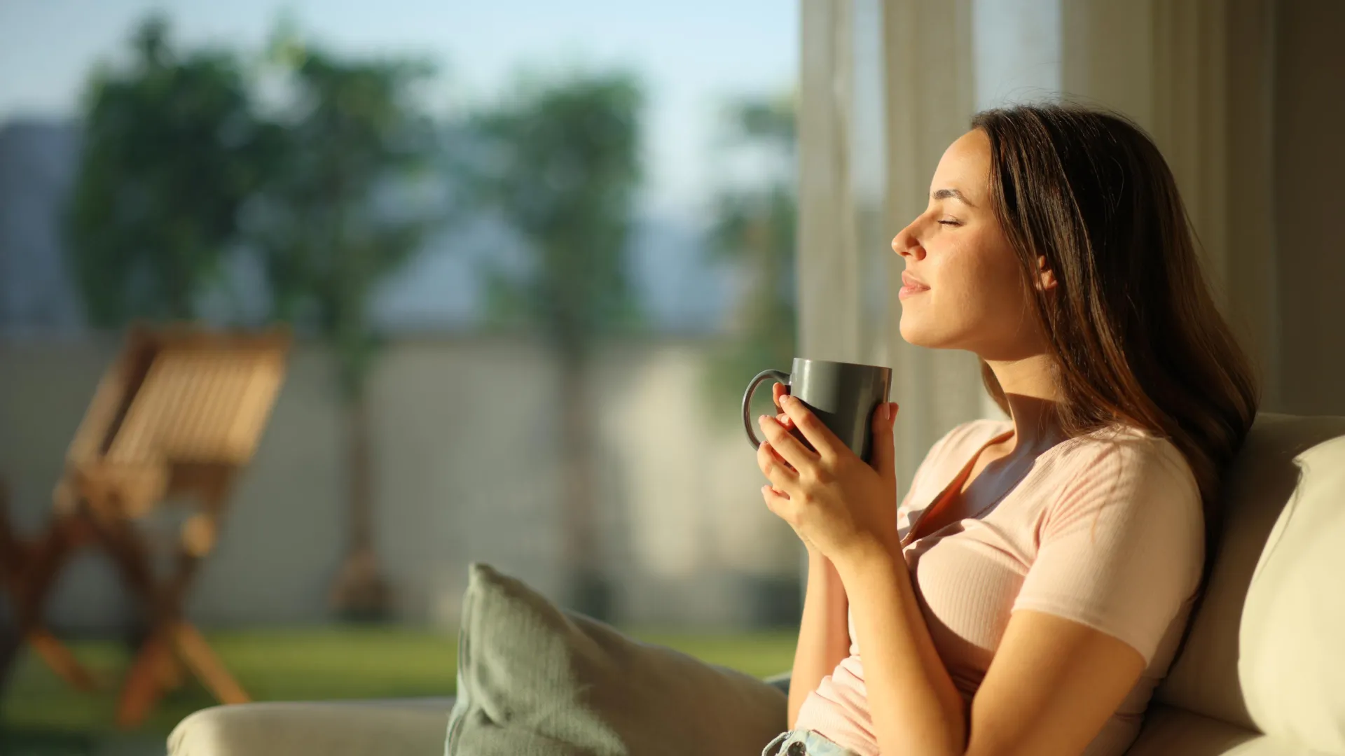 اكتشف العلماء للتو ما تفعله القهوة بالفعل في أمعائك ودماغك