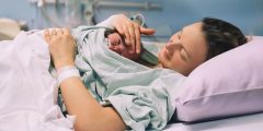 فوائد التلامس الجسدي بين الأم والطفل – skin to skin