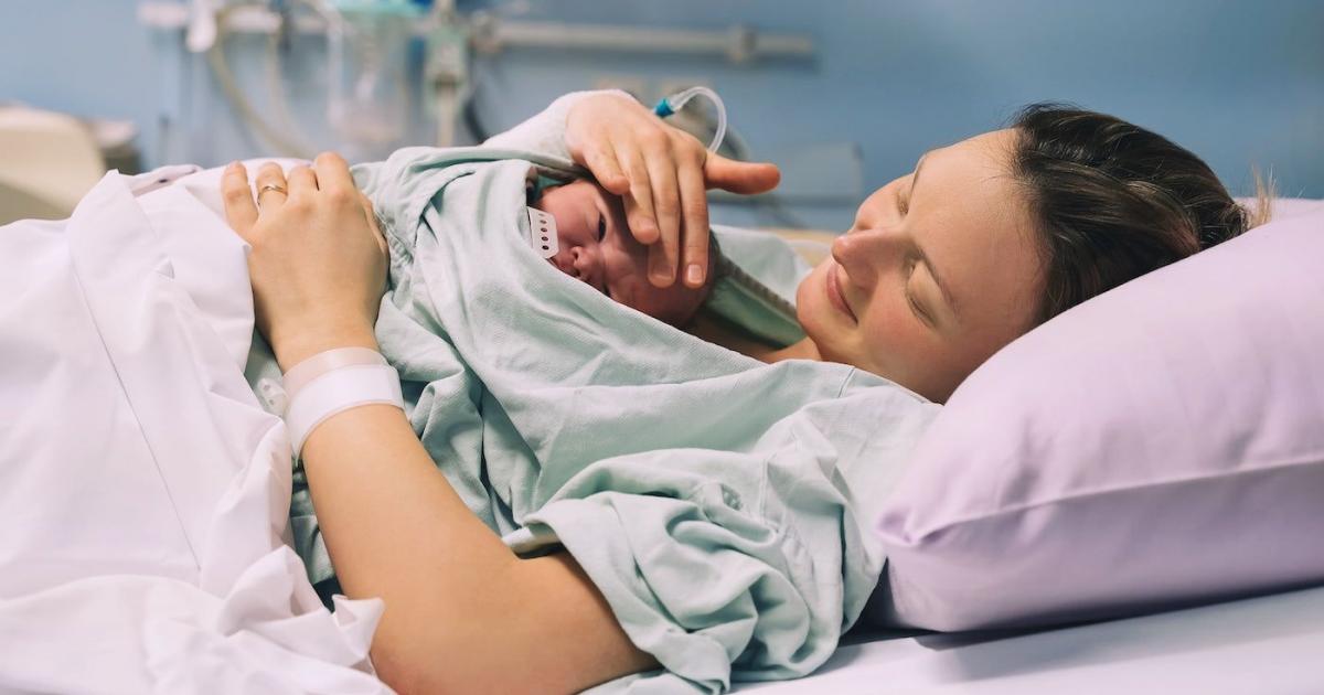 فوائد التلامس الجسدي بين الأم والطفل skin to skin