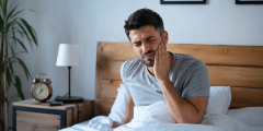 أسباب ألم الفك عند الاستيقاظ: متى يجب استشارة الطبيب؟
