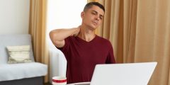 الوثاب: أسباب وعلاج تشنج وألم عضلات أعلى الظهر