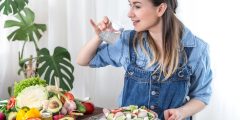 شرب الماء أثناء الأكل: تأثيره على الهضم وما يقوله العلم
