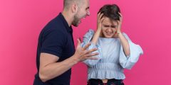 كيف تتعامل مع صدمة اكتشاف خيانة الشريك بعد 23 سنة من الزواج؟